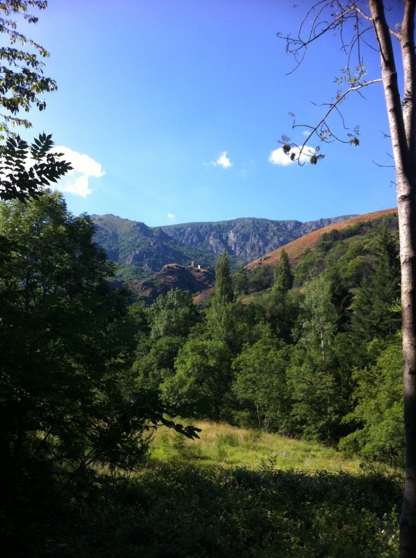 Raid Enduro Ardèche : Le Chateau et la Montagne Ardéchoise depuis le fond de la vallée de l'Ardèche