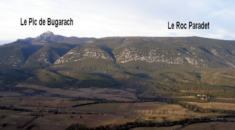 Le Pic de Bugarach et le Roc Paradet vus du Castel Fizel