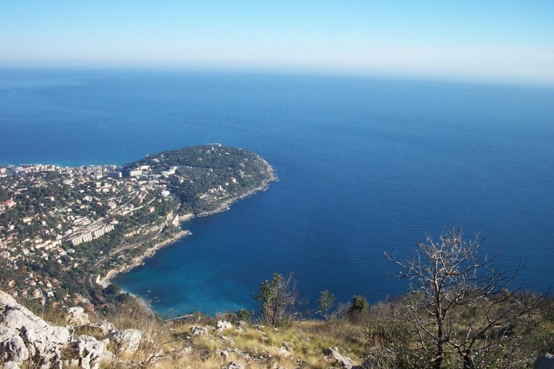 Vue sur le Cap Martin et la Méditerranée en descendant sur le hameau de Fenouil depuis le Mont Gros.