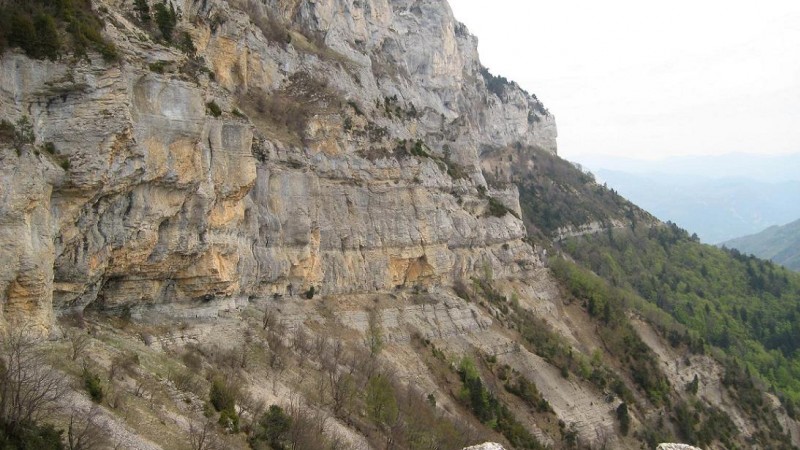 La vire, sentier en traversée sous les falaises.