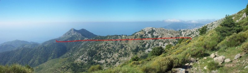 Itinéraire vu depuis le sommet. Le sentier longe la crête frontalière (côté Italien)