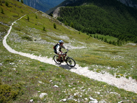 Le sentier entre le Col de Bramousse et la Crête des Chambrettes