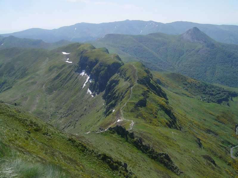Vue depuis le Puy Mary,
sur la droite le Puy Griou,
au fond le Plomb du Cantal.