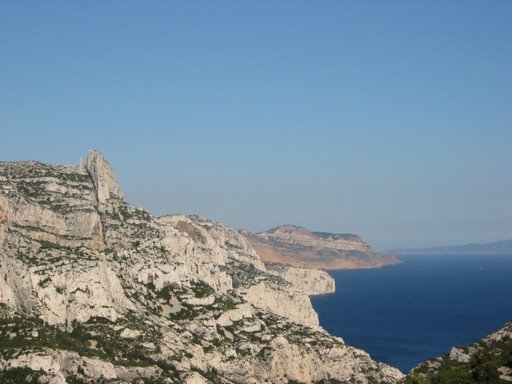 Vue sur les calanques et la Grande Candelle, au dernier plan le Bec de l'Aigle