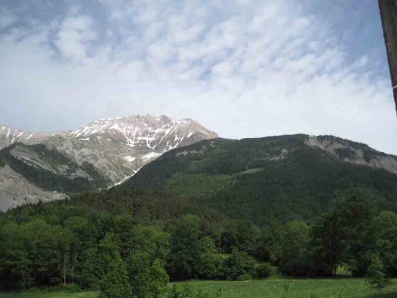 Tête de la Cavale, la croupe à atteindre avant la 1ere barre et la descente dans la forêt