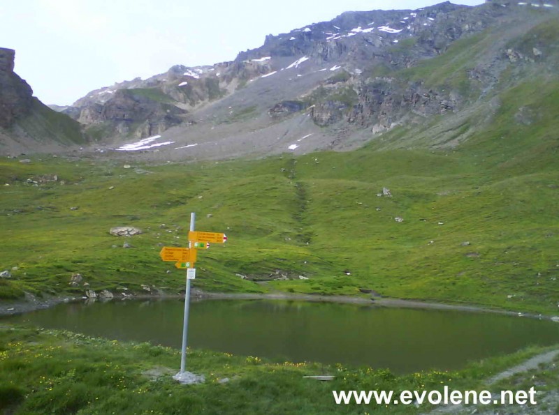 Lac de Béplan (2536 m) et Le Sasseneire. 