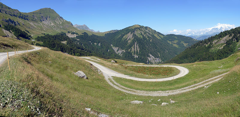 La route des montagnes entre le Col des Aravis et l'Arpettaz