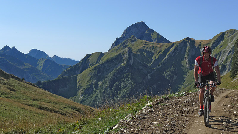 Au-dessus des Chalets du Rosay, avec le Trélod en toile de fond