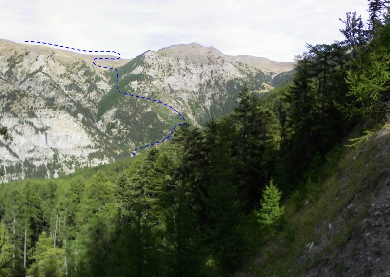 Descente, à l'extrème droite Col de Valbelle. Photo depuis la piste de montée peu après le Col de la Coche.