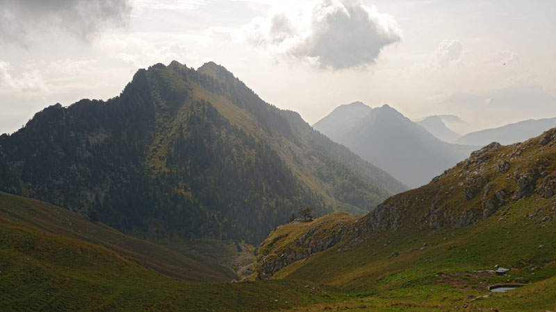 Les Rochers de la Bade en montant au col du Colombier