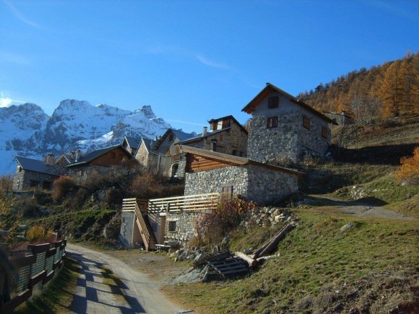 Accès au hameau de Ratière par la piste avant d'attaquer le single