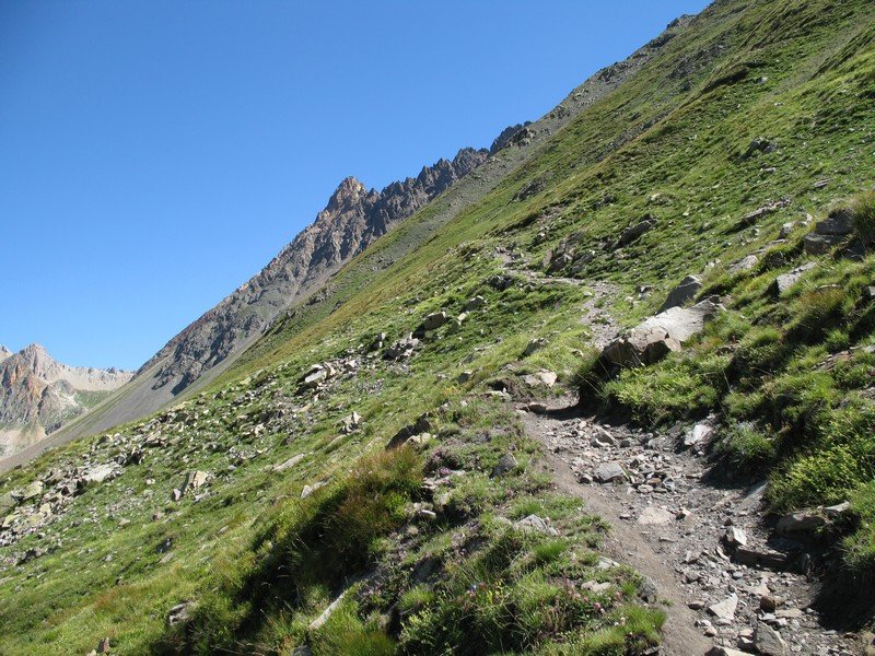 Descente Ouest du Chardonnet, Col des Béraudes au loin.