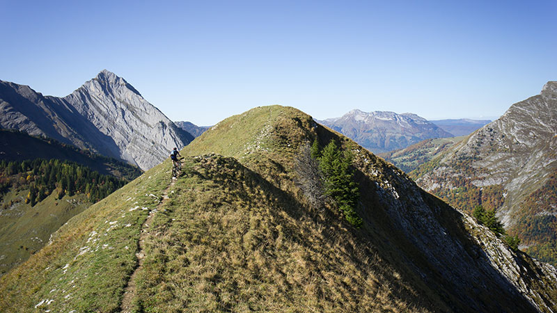 Arrivée au sommet du Grand Roc devant les rails du Pécloz