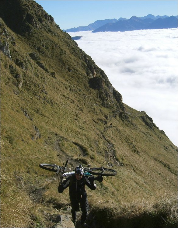 Montée à flanc à la Coume de Bourg... parfois ça roule.