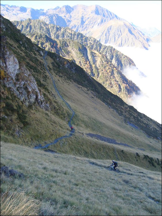 Passage à flanc sous le Pic de Coume Nère... c'est roulant mais déjà très technique en descente.