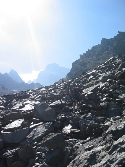 Portage dans le Col Valante avec le Mt Viso en toile de fond