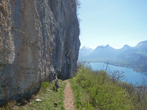 Rochers des Moillats et vue sur le lac d'Annecy 