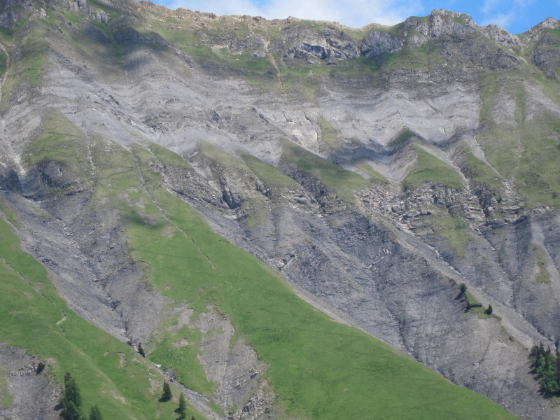 Le versant W du Col du Bonhomme. Après la traversée, le sentier est bien visible.