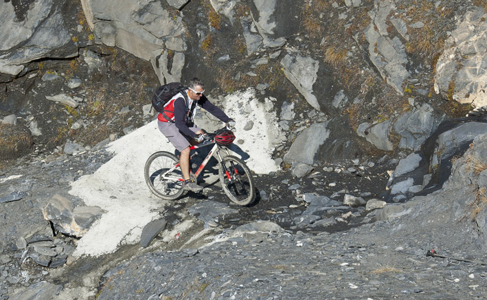 Totoff négociant un passage raviné sur la piste menant au col de la Forclaz