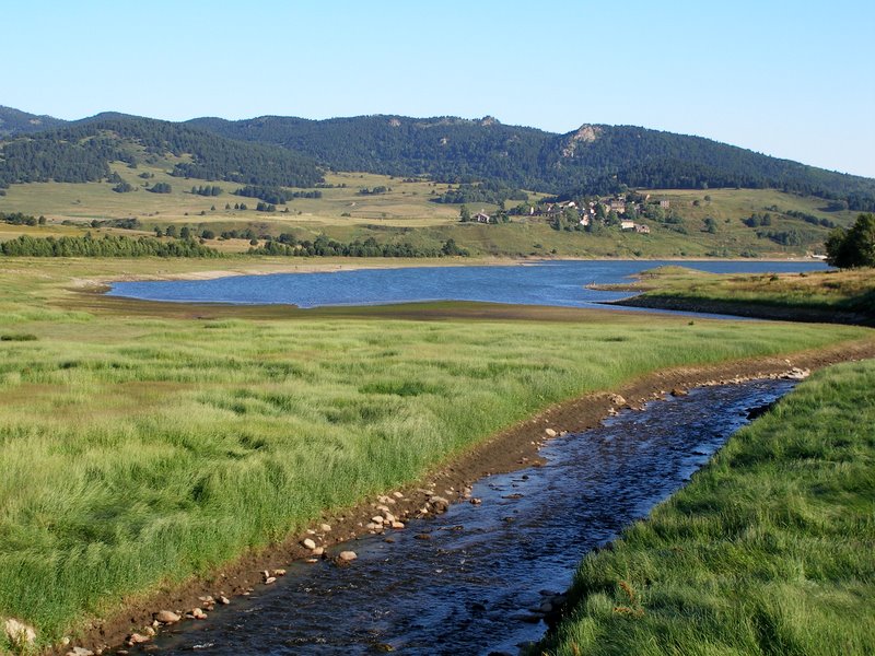 Le lac et le village de Puyvalador vus depuis le pont de Réal