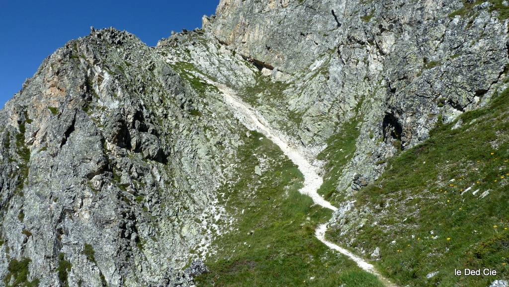 Le passage câblé. Vélo sur le dos et main droite de libre pour la main courante !!