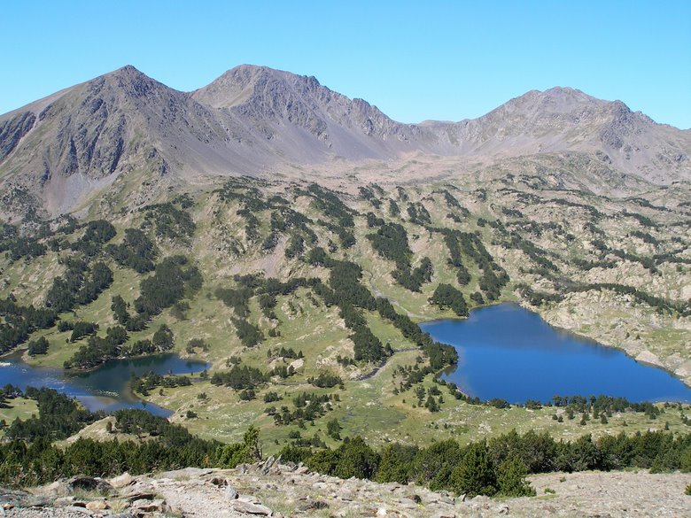 Les Etangs de Camporells en descendant de la Serra de Maury