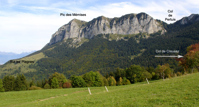 Le versant nord des  Mémises vu depuis le Mont Bénand, avec une partie de l'itinéraire.