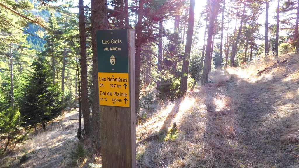 Pour la boucle réduite, on rejoint la piste depuis les Clots par un joli sentier.