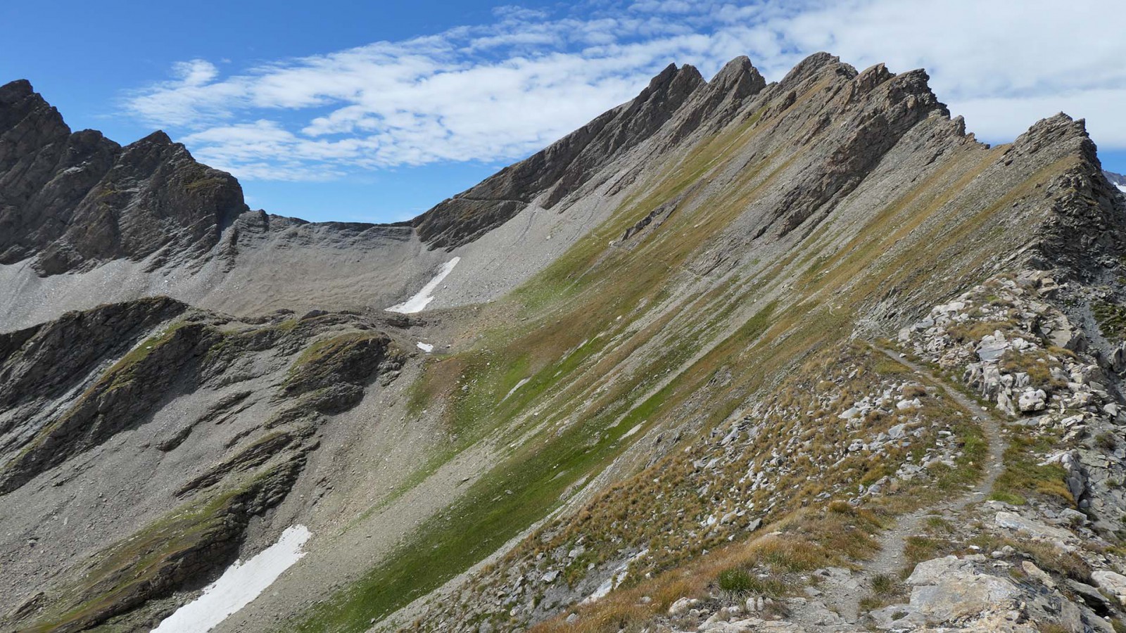  Berrio Blanc / Mont Nix : sentier étroit, pas vraiment technique mais qui traverse une pente marquée (expo max juste après le col du Berrio Blanc) (du Mont Nix vers Berrio Blanc)