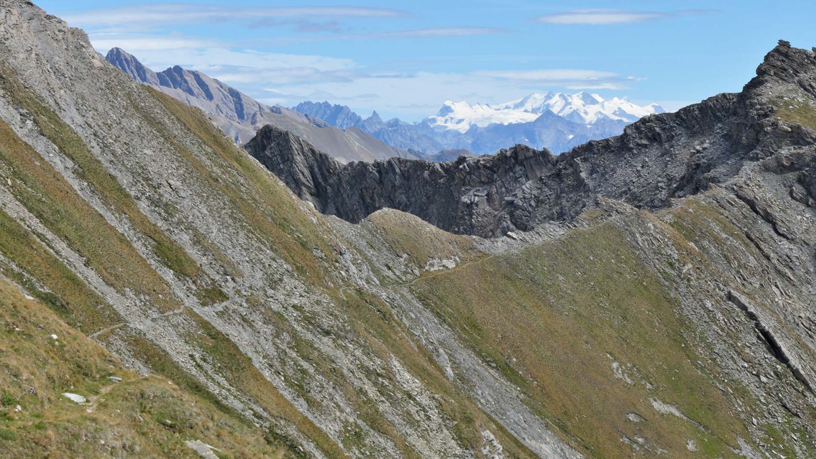  Berrio Blanc / Mont Nix : sentier étroit, pas vraiment technique mais qui traverse une pente marquée (expo max juste après le col du Berrio Blanc) (Vue du col de Berrio Blanc vers le nord)