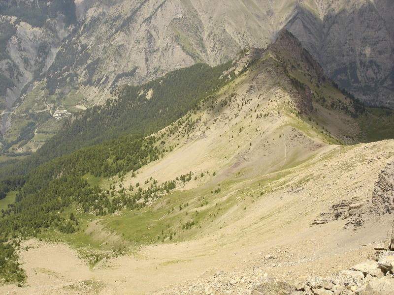 Le sentier sous le col des Terres Rouges, vu depuis le sommet du Boussolenc