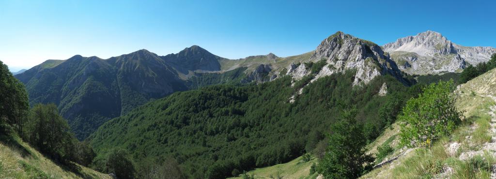 Le col d'ou part le sentier (au centre), le début de la vallée à descendre, et le Mt Terminillo à droite.