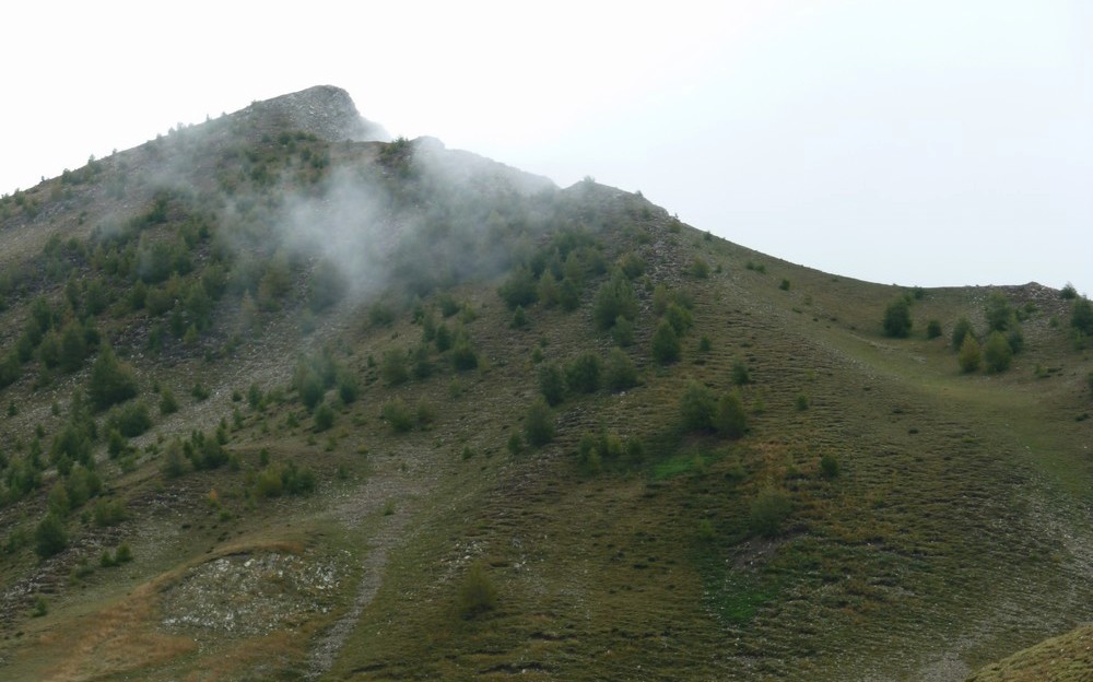 Le sentier suit la crête. Photo prise du Col de la Gardette.