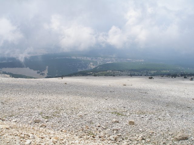 Face sud du Ventoux : La face sud vue du sommet avec la combe fiole au fond