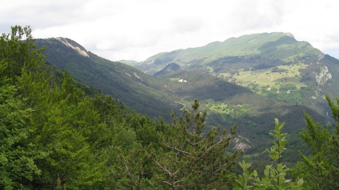 Chemin de Ronde : Vue sur la crête du Brisou en haut à gauche et le Serpaton au fond