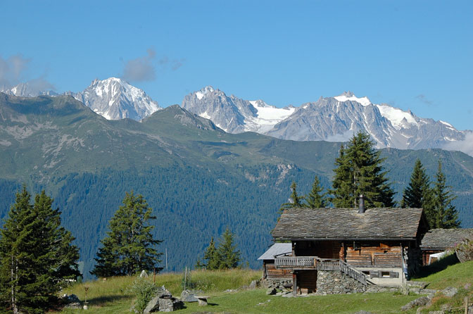 Val de Bagnes : Les Shlérondes, vue sur le massif du Mont Blanc