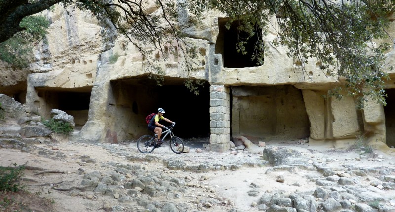 Les Grottes de Calés : juste au dessus de Lamanon