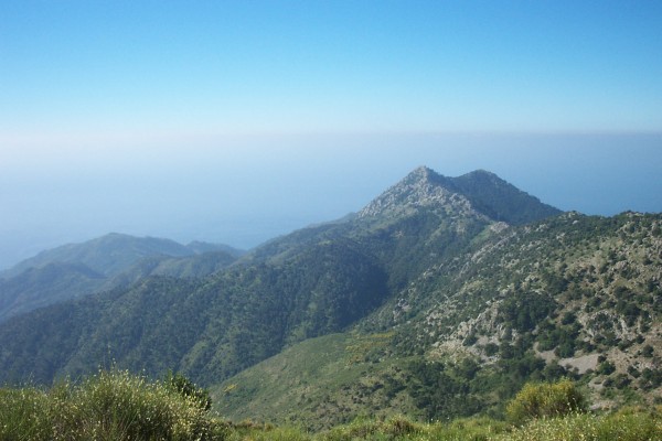 Le pic d'Orméa : Le pic d'Orméa et le col du berceau, vu de la crête conduisant au sommet.