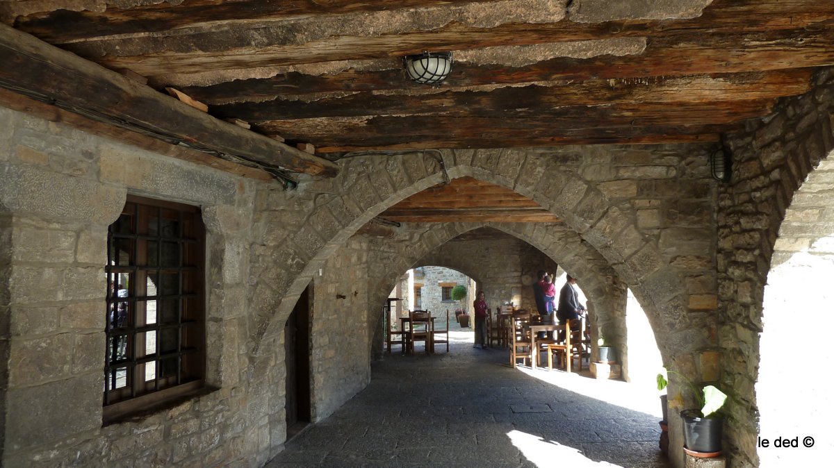 Ainsa : Les voûtes médiévales du vieux village