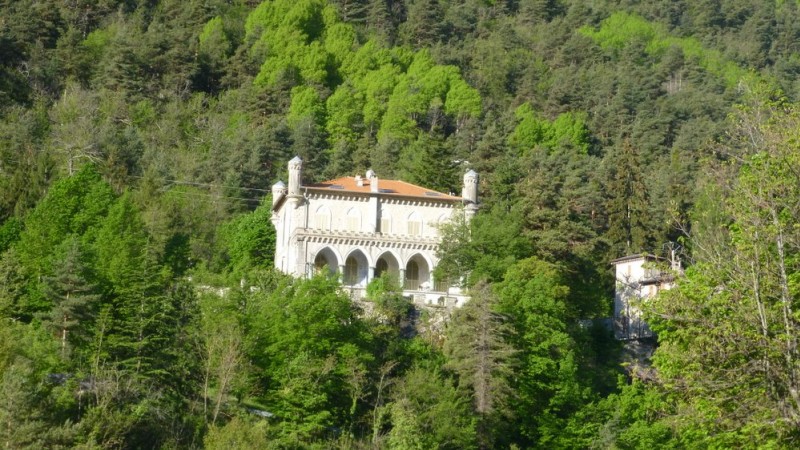 Chateau du Duce : Dominant la monstrueuse gare de St Dalmas de Tende (plus grosse que la gare de Nice !)