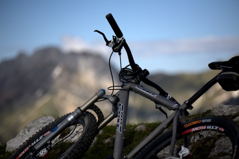 #4 Biclou : sur fond de Lances Biclou : sur fond de Lances