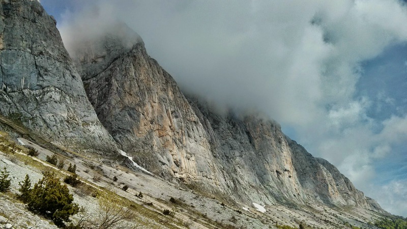 Face Est du Gerbier : Célèbre falaise de calcaire compact de 250m de haut