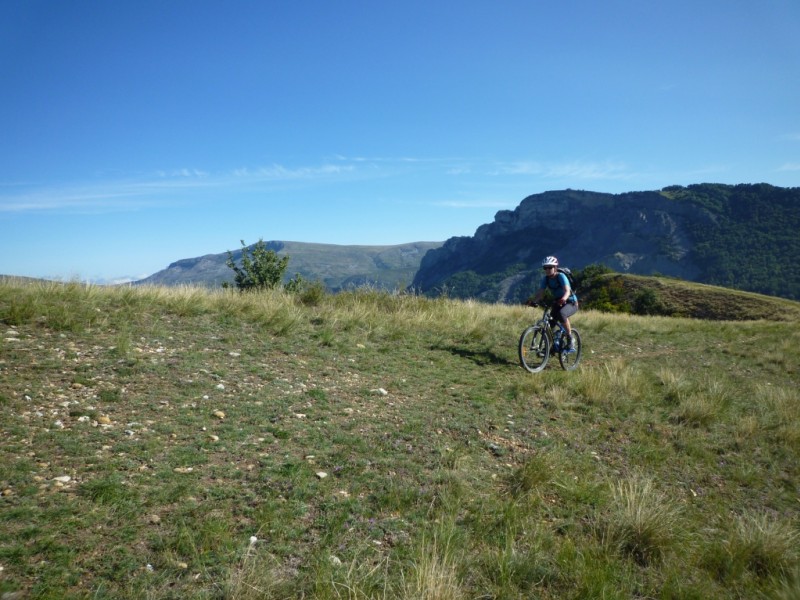 Point 1364 m : Cluchette derrière Christine, et Montagne de Jouère à gauche.