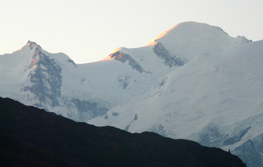 Mont Blanc : Premières lueurs sur le géant blanc