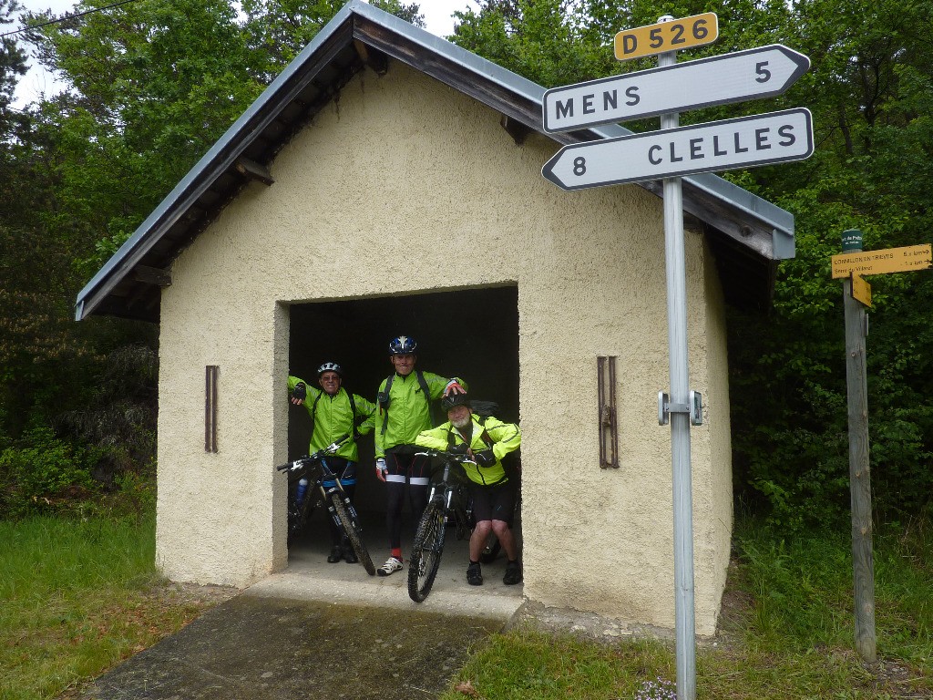 #14 en cas de grosse averse ça peut faire une belle salle à manger! en cas de grosse averse ça peut faire une belle salle à manger!