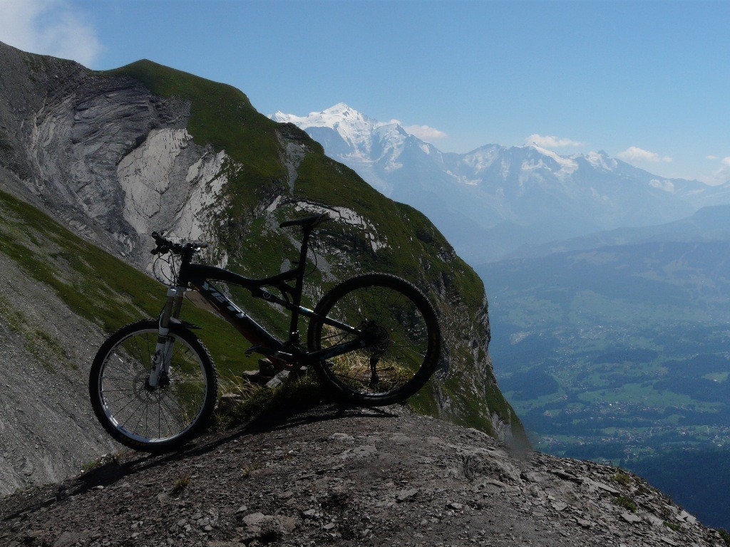 Juste au dessus du col de Doran, le Mont Blanc se laisse apercevoir