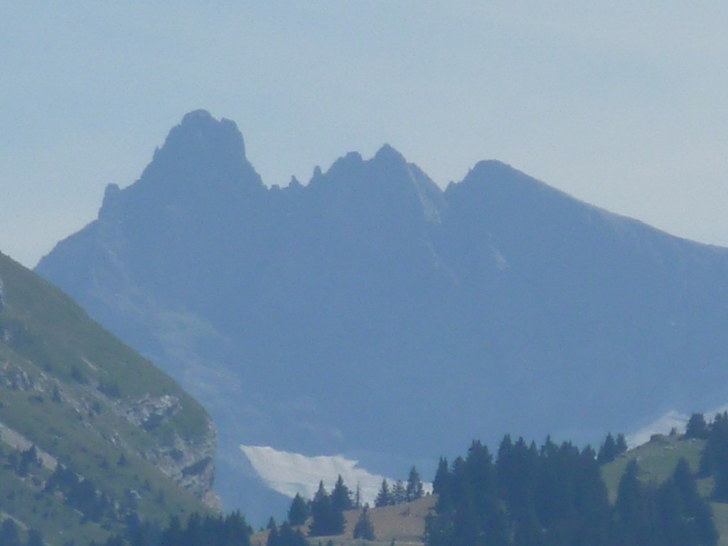 Les 3 Pics de Belledonne.De gauche à droite:Le Grand,le Central et la Croix avec le Glacier de Freydane.
