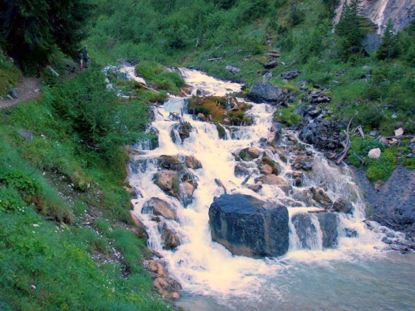 tour du PMB : Le long des cascades du ruisseau de la rosière