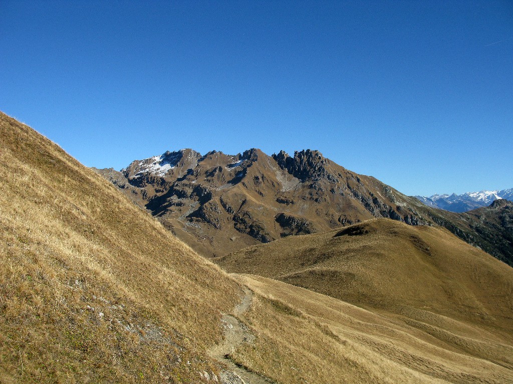 Au dessus du point 2313 m. Au fond le massif Grande Parei, roc de la Charbonnière.