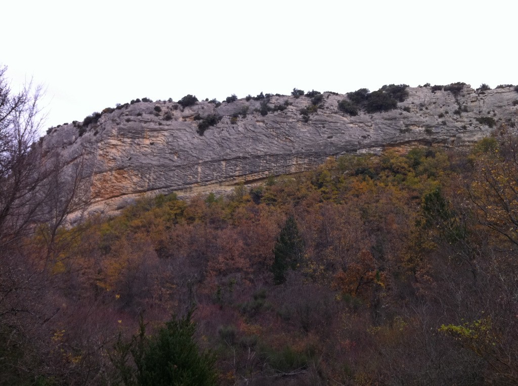 Barre rocheuse au dessus du Castelas.